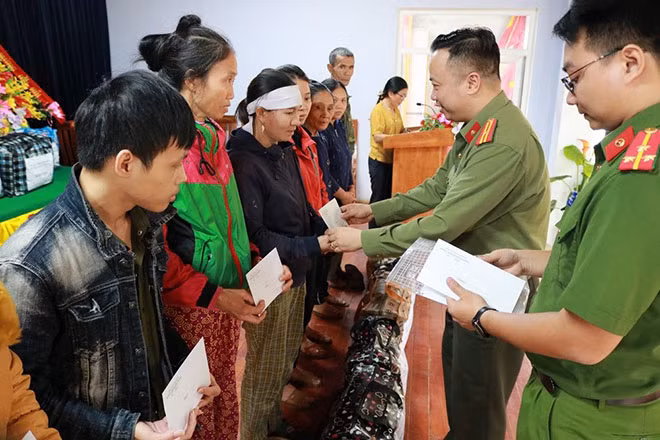 Đại diện Công an TP Hải Phòng ủng hộ người dân Quảng Bình.