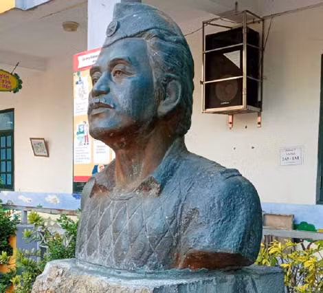 Tượng đài nhà thơ Quang Dũng ở Trường Tiểu học Đan Phượng.