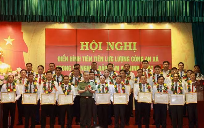 Bộ trưởng Tô Lâm trao Bằng khen của Bộ Công an tặng các điển hình.
