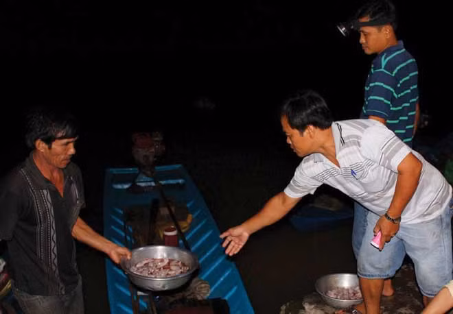 Săn chuột đêm ở Hòa Mỹ, huyện Phụng Hiệp, tỉnh Hậu Giang. Săn chuột đêm ở Hòa Mỹ, huyện Phụng Hiệp, tỉnh Hậu Giang.