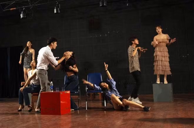 Một buổi tập luyện vở kịch "Tái sinh" của Trường Đại học Sân khấu & Điện ảnh Hà Nội.