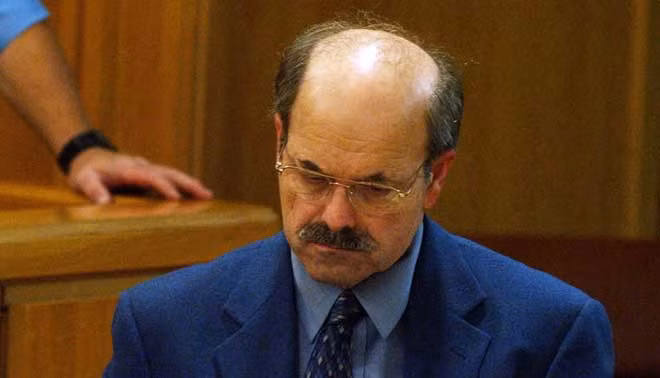 Dennis Rader bị bắt và lãnh 10 án tù chung thân ở nhà tù Kansas.