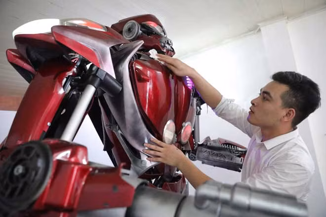 Việc thiết kế lắp đặt Robot tốn nhiều công sức của nhóm kĩ sư trẻ.