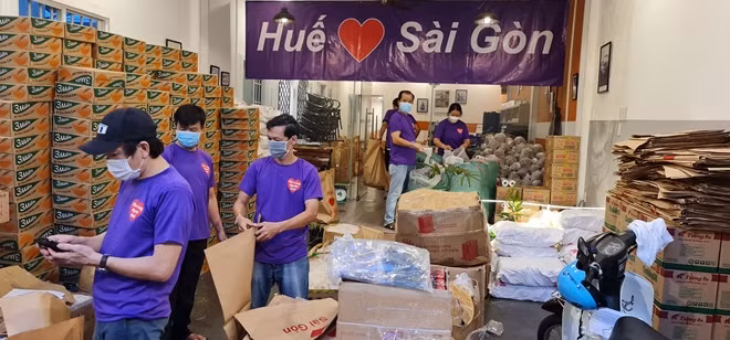 Các thành viên của chương trình "Hue Love Sai Gon" đang chuẩn bị quà để chuyển đến người dân vùng dịch tại TP Hồ Chí Minh.