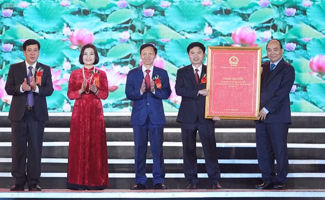 Thủ tướng Nguyễn Xuân Phúc dự lễ công bố Nghị quyết của Ủy ban Thường vụ Quốc hội về việc thành lập thị xã Duy Tiên Ảnh: VGP/Quang Hiếu