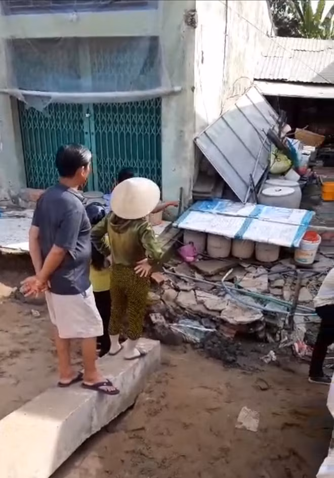 3 căn nhà bị tuột hẳn xuống sông.