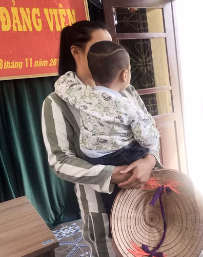 Cháu nhỏ đón Tết với mẹ ở trại giam.