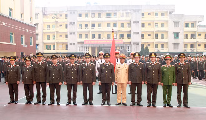 Thứ trưởng Lê Tấn Tới và các đại biểu tham dự Lễ ra quân.
