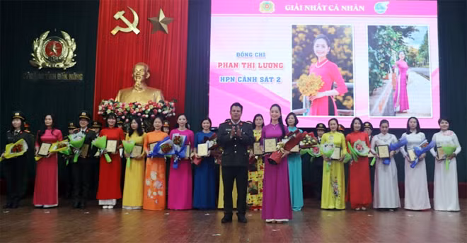 Thượng tá Nay Gia Phú – Phó giám đốc Công an tỉnh trao giải nhất về cá nhân cho đồng chí Phan Thị Lương – Hội phụ nữ Cảnh sát II.