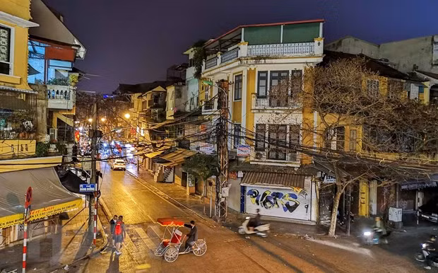 Một góc phố cổ Hà Nội khi lên đèn. (Ảnh: Thanh Tùng/TTXVN)