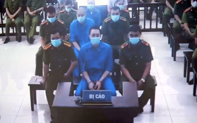 Nhóm bị cáo là cựu cán bộ trung tâm đấu giá đất Thái Bình.