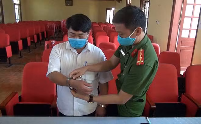 Thi hành lệnh khám xét nơi làm việc của Nguyễn Văn Tuấn.