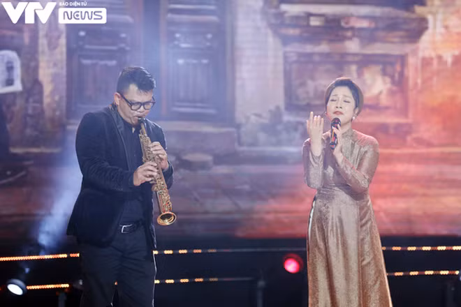 Ca sĩ Mỹ Linh trình bày ca khúc “Chị tôi”, ca khúc trong bộ phim “Người Hà Nội” tại sân khấu Chào 2021.