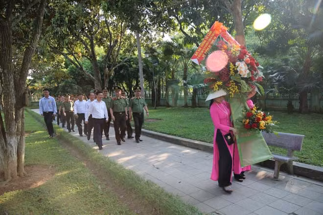 Bộ trưởng Tô Lâm và đoàn công tác dâng lãng hoa tươi thắm lên anh linh Chủ tịch Hồ Chí Minh tại khu di tích quốc gia đặc biệt Kim Liên.