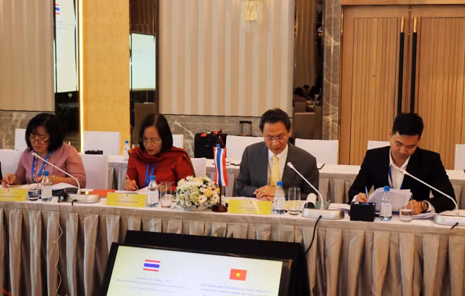 Phía Thái Lan do Ngài Niyom Termsrisuk, Tổng thư ký Uỷ ban kiểm soát ma tuý (thứ 2 từ phải sang) phát biểu tại Hội Nghị.