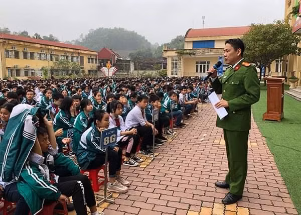 Cơ quan Công an tuyên truyền phòng, chống tội phạm xâm hại trẻ em tại Trường THCS Quang Trung, TP Yên Bái.