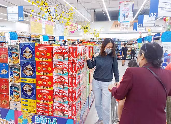 Người tiêu dùng chọn hàng tại siêu thị.