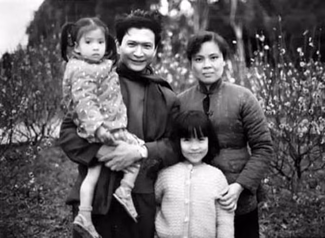Gia đình nhỏ của cố nhà thơ Chế Lan Viên.