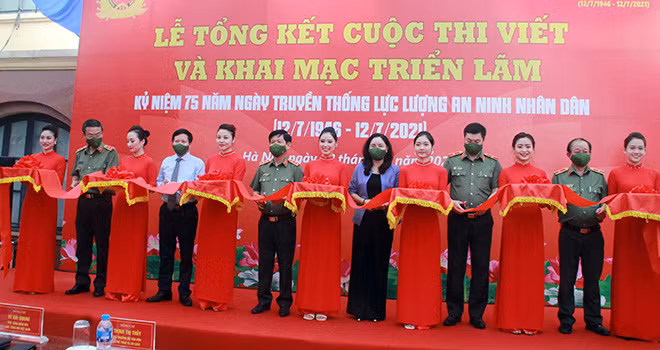 Thứ trưởng Nguyễn Văn Sơn và các đại biểu cắt băng khai mạc triễn lãm “ 75 năm lực lượng ANND Việt Nam anh hùng”.