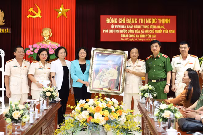 Phó Chủ tịch nước Đặng Thị Ngọc Thịnh tặng bức chân dung Chủ tịch Hồ Chí Minh cho Công an tỉnh Yên Bái.