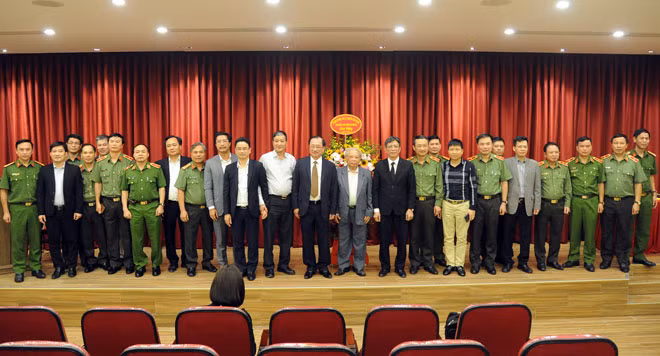 Thứ trưởng Nguyễn Văn Thành và PGS.TS Phạm Duy Hòa, Hiệu trưởng Trường Đại học xây dựng các đại biểu tham dự hội thảo. Thứ trưởng Nguyễn Văn Thành và PGS.TS Phạm Duy Hòa, Hiệu trưởng Trường Đại học xây dựng các đại biểu tham dự hội thảo.