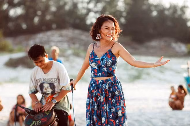 Ca sĩ Thái Thùy Linh hát du ca ở Hòa Bình.