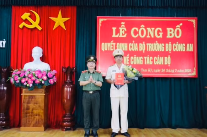 Tân Trưởng Công an TP. Tam Kỳ nhận Quyết định điều động, bổ nhiệm.