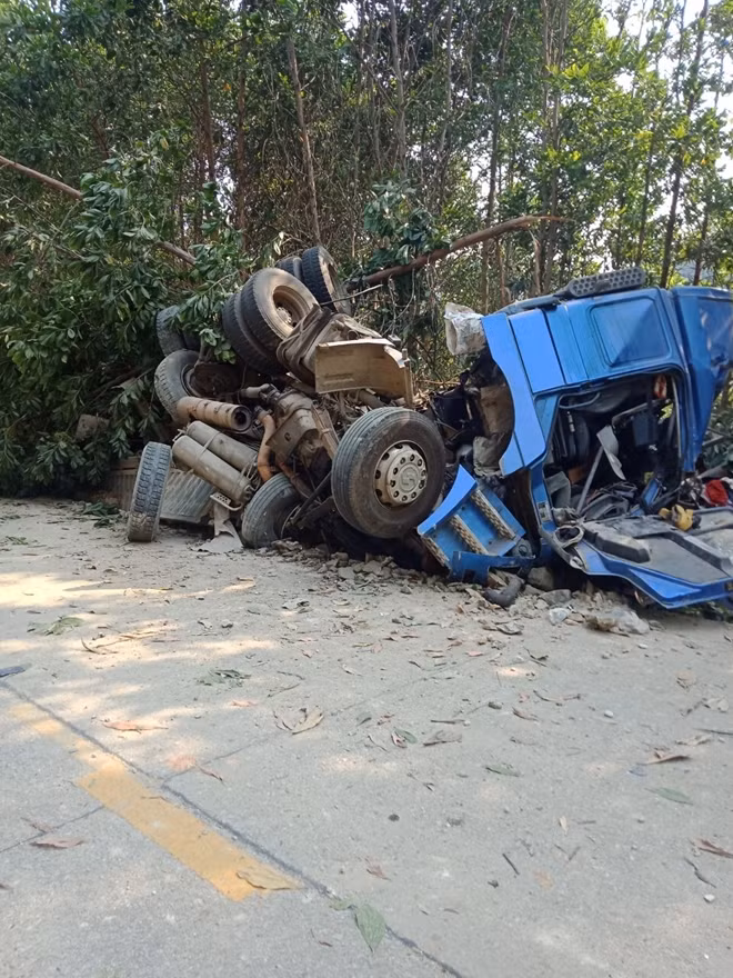 Chiếc xe nát bét sau khi bị lật.
