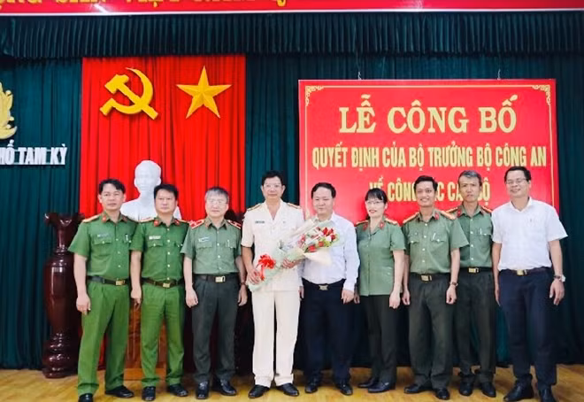 Các đại biểu tặng hoa chúc mừng đồng chí Phạm Trường Sơn.