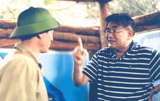 NSƯT Trần Vịnh làm việc với diễn viên khi thực hiện series truyền hình "Huế mùa mai đỏ" - chuyển thể từ tiểu thuyết cùng tên của cố nhà văn Xuân Thiều. NSƯT Trần Vịnh làm việc với diễn viên khi thực hiện series truyền hình "Huế mùa mai đỏ" - chuyển thể từ tiểu thuyết cùng tên của cố nhà văn Xuân Thiều.