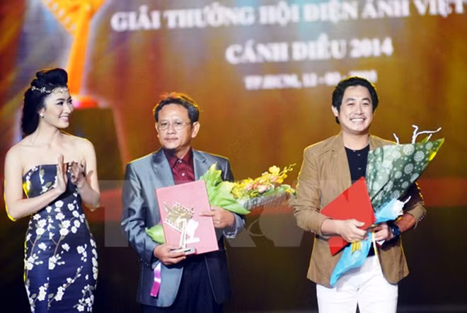 Nhà biên kịch Quý Dũng (người đứng giữa) đoạt giải Cánh diều vàng năm 2014.