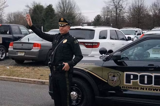 Trung uý Matt Crowell vẫy tay chào người dân trong buổi lễ diễu hành tại thị trấn Bordentown.