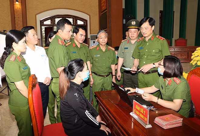 Thứ trưởng Nguyễn Duy Ngọc kiểm tra công tác cấp căn cước công dân gắn chíp điện tử tại xã Thi Sơn, huyện Kim Bảng (tỉnh Hà Nam).