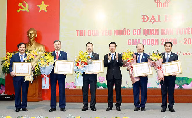 Trưởng Ban Tuyên giáo Trung ương Võ Văn Thưởng tặng Bằng khen của Ban Tuyên giáo Trung ương cho các cá nhân. Ảnh: TTXVN