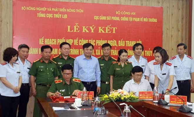 Thứ trưởng Bộ Nông nghiệp & Phát triển nông thôn Nguyễn Hoàng Hiệp chứng kiến Lễ ký kết Kế hoạch phối hợp.