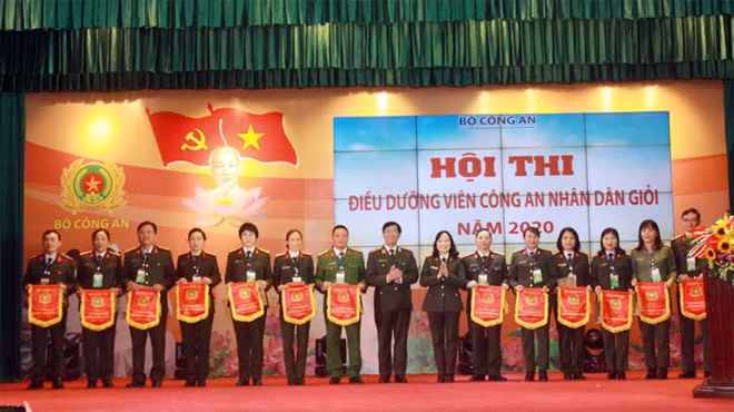 Thiếu tướng Nguyễn Đức Minh, Phó Cục trưởng Cục Công tác Đảng và công tác Chính trị và Đại tá Phạm Thị Lan Anh trao Cờ lưu niệm và quà tặng cho đại diện các đội thi. Thiếu tướng Nguyễn Đức Minh, Phó Cục trưởng Cục Công tác Đảng và công tác Chính trị và Đại tá Phạm Thị Lan Anh trao Cờ lưu niệm và quà tặng cho đại diện các đội thi.