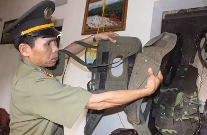 Thượng tá Đào Hà bên những kỷ vật chiến tranh trong bảo tàng cá nhân.