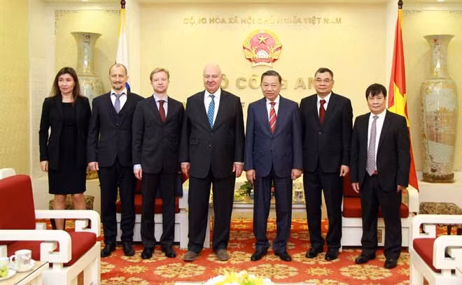 Bộ trưởng Tô Lâm, Đại sứ Kostantin Vasilievich Vnukov và các đại biểu. Bộ trưởng Tô Lâm, Đại sứ Kostantin Vasilievich Vnukov và các đại biểu.