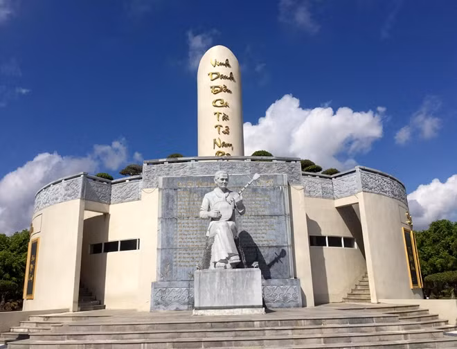 Tượng đài nhạc sĩ Văn Cao Lầu.