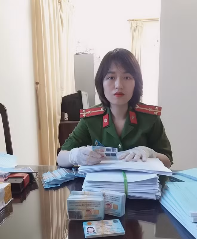 Thượng úy Trần Ngọc Yến.