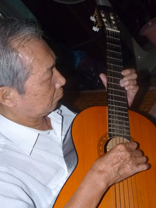 Nghệ sĩ Quang Tôm say sưa chơi đàn.