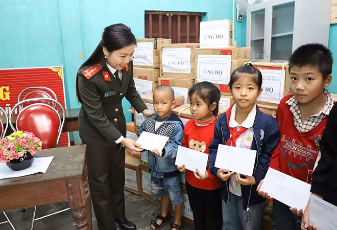Đoàn thanh niên Công an tỉnh Yên Bái trao quà cho các cháu học sinh có hoàn cảnh khó khăn của Trường THCS xã Gia Ninh, huyện Quảng Ninh, tỉnh Quảng Bình.
