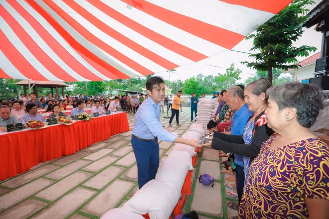 Ông Huỳnh Hà Phương, Tổng Giám đốc Công ty Cổ phần Đầu tư Phú Cường Kiên Giang trào quà cho người nghèo.
