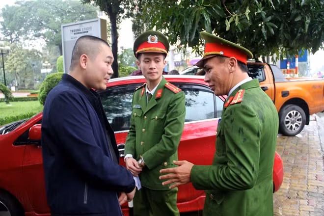 Lực lượng công an tăng cường tuyên truyền, nhắc nhở người dân.