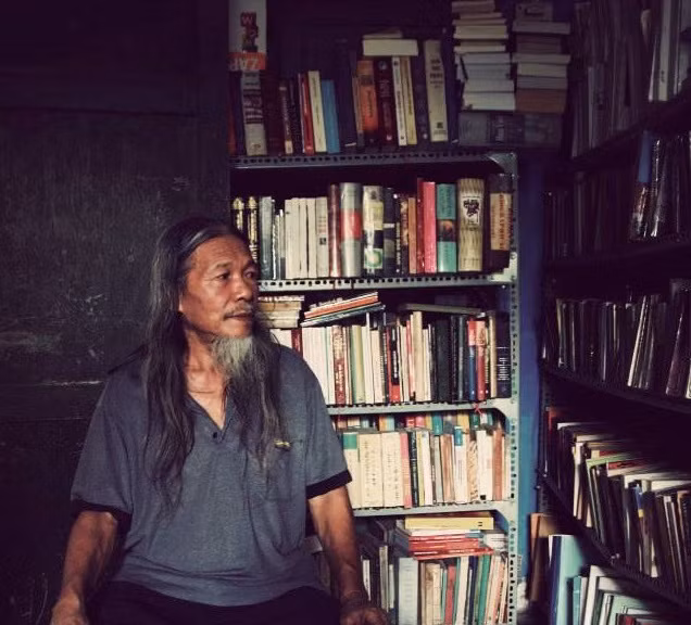 Dịch giả Nguyễn Tiến Văn trong thư phòng của mình.
