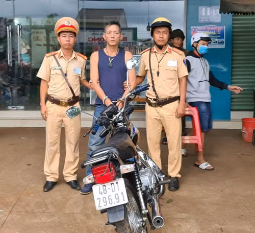 Lực lượng Công an bắt giữ đối tượng Phạm Huy Hoàng.