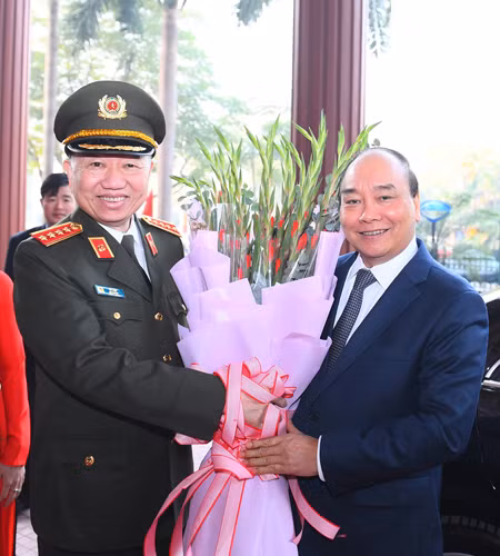 Bộ trưởng Tô Lâm tặng hoa chúc mừng Thủ tướng Chính phủ Nguyễn Xuân Phúc đến Lễ kỷ niệm 75 năm Ngày truyền thống lực lượng Tình báo Công an nhân dân.