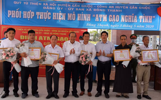 Phó Thủ tướng Thường trực Trương Hòa Bình tặng hoa cho các mạnh thường quân.