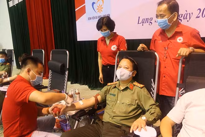 Lãnh đạo Công an tỉnh Lạng Sơn tham gia hiến máu.