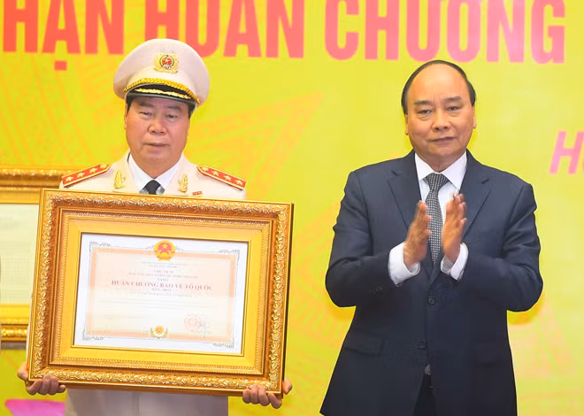 Thủ tướng Chính phủ Nguyễn Xuân Phúc tặng Bằng Huân chương Bảo vệ Tổ quốc hạng Nhất cho lực lượng Tình báo CAND.